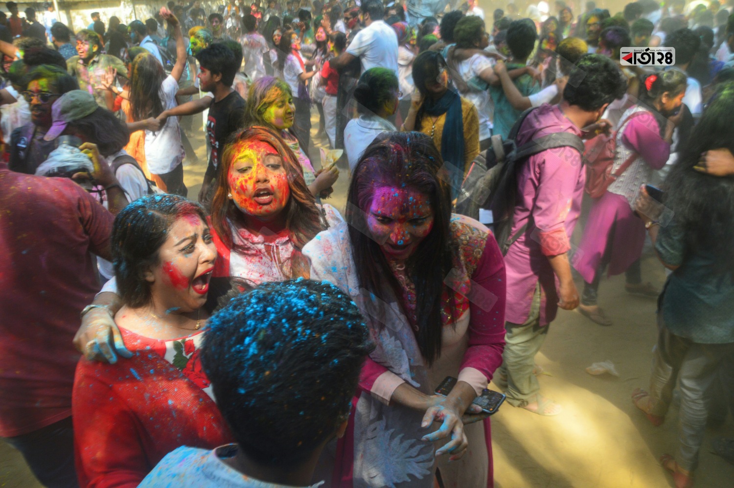 হোলি উৎসবে মেতেছে চারুকলার শিক্ষার্থীরা।  ছবি : সুমন শেখ