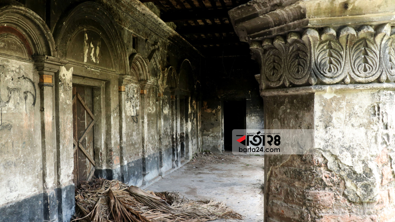 হবিগঞ্জের লাখাই উপজেলার মোড়াকরি ইউনিয়নের "রাসবিহারী দাশের বাড়ি"। প্রাচীনতম স্তম্ভের গায়ে গায়ে নান্দনিক নকশা। ছবি: বিশ্বপ্রিয় ভট্টাচার্য কাব্য