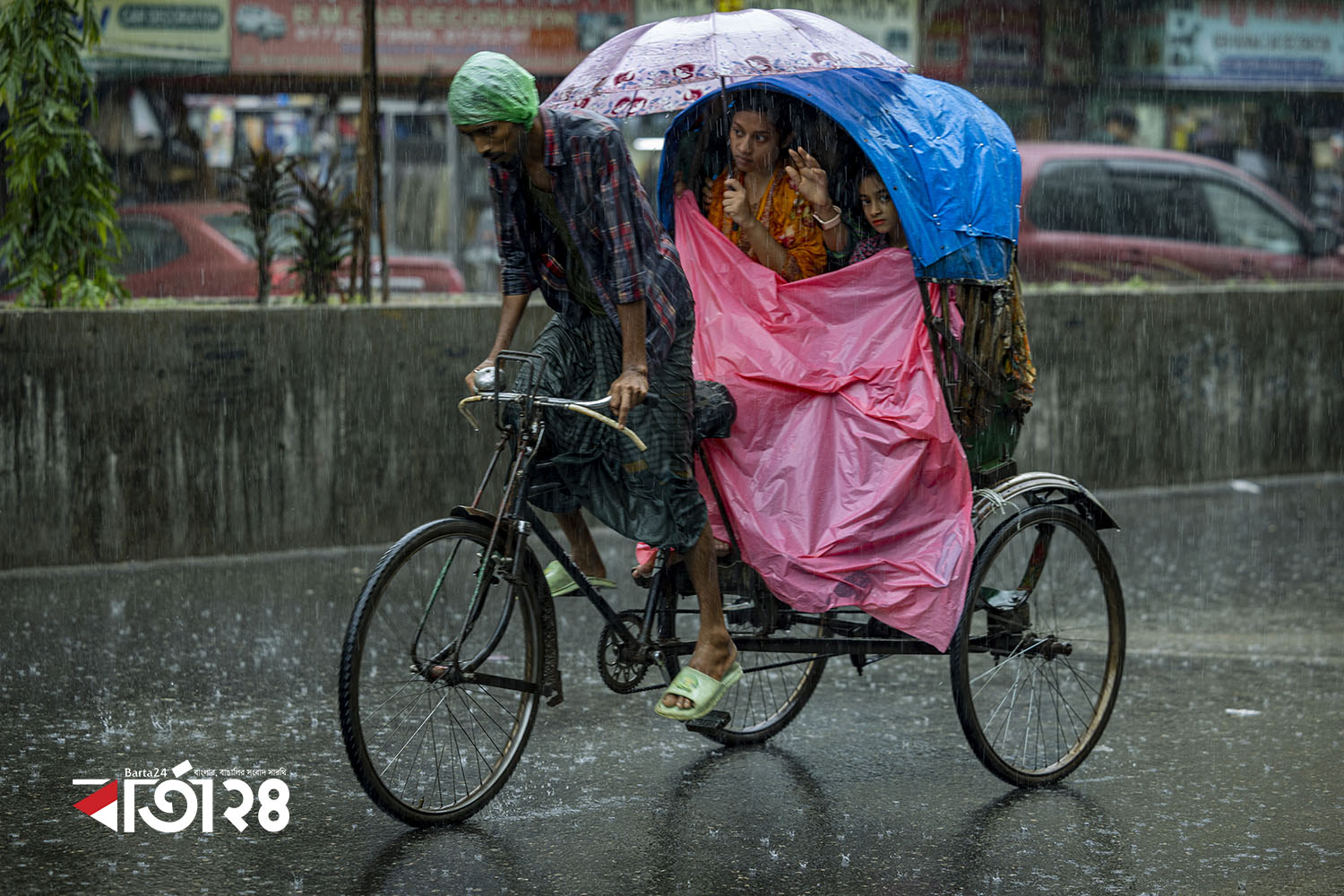 বৃষ্টিতে রিকশায় চড়ে গন্তব্যে পৌঁছাচ্ছে তারা। ছবি: নূর এ আলম