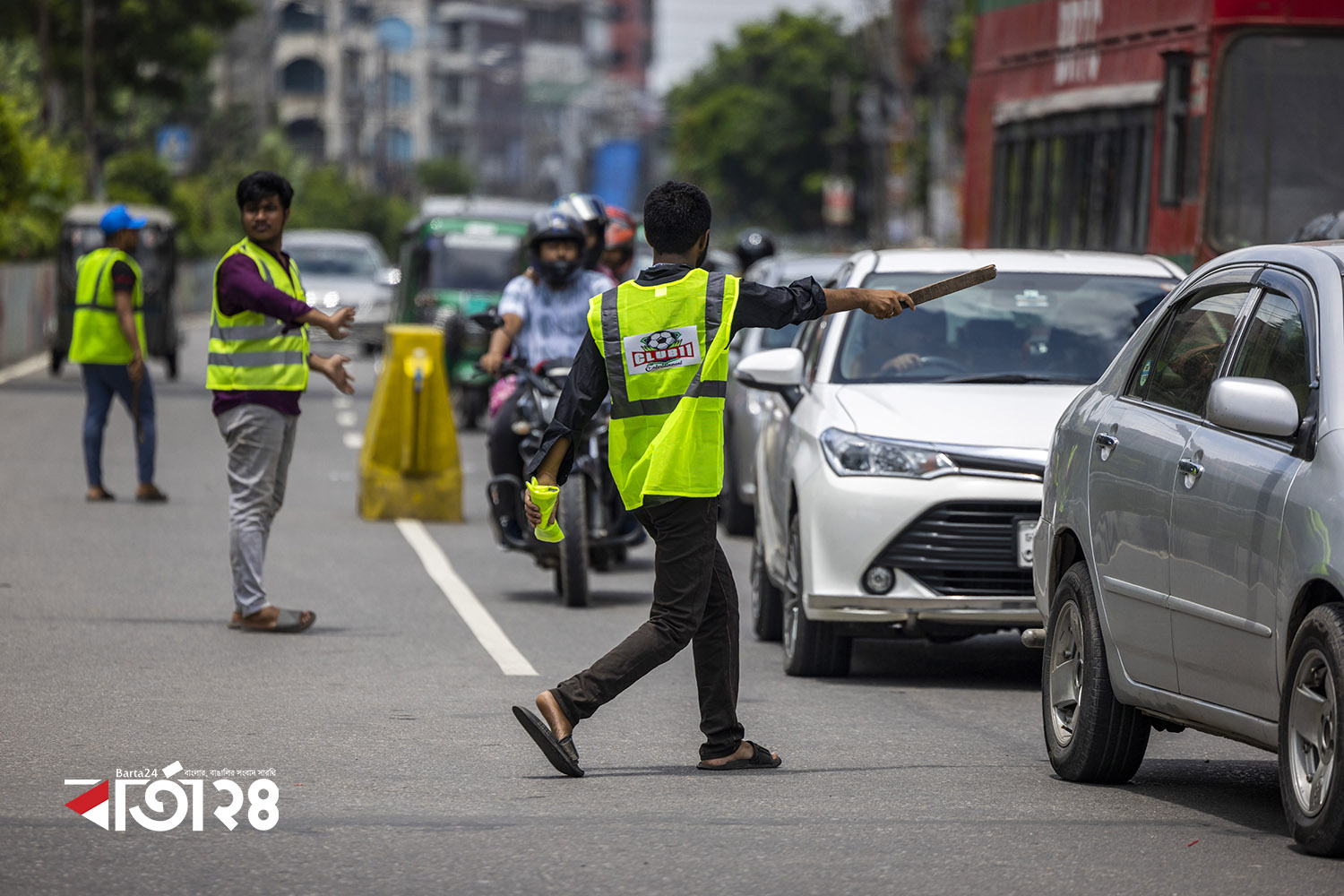 সড়কে শৃঙ্খলা ফেরাতে ভিন্ন ভিন্ন লেনে গাড়ি চলাচলে বাধ্য করছে শিক্ষার্থীরা। ছবি- নূর-এ-আলম