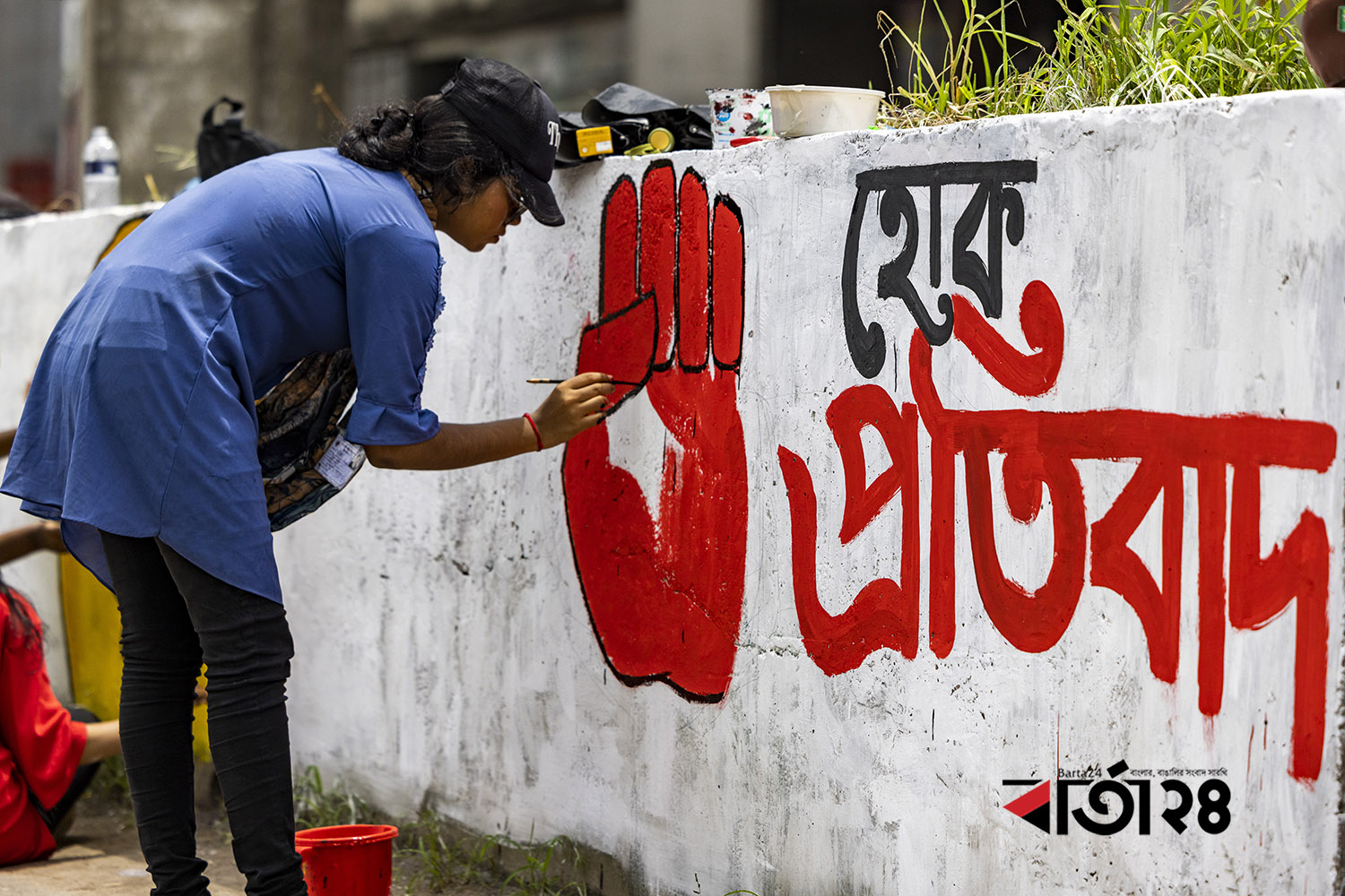 দেয়ালের সব নোংরা পরিষ্কার করে নতুন বাংলাদেশকে নান্দনিকভাবে সাজাচ্ছেন শিক্ষার্থীরা/ ছবি: নূর-এ-আলম