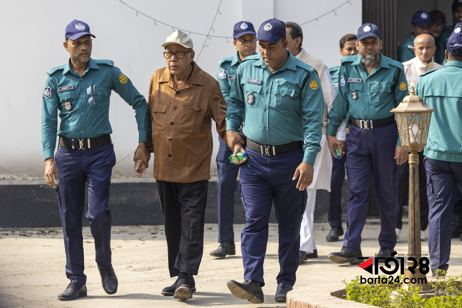 বেশ পরিপাটিভাবেই প্রিজন ভ্যান থেকে নেমে আদালতের উদ্দেশে যান সাবেক খাদ্যমন্ত্রী অ্যাডভোকেট কামরুল ইসলাম। ছবি: নূর-এ-আলম