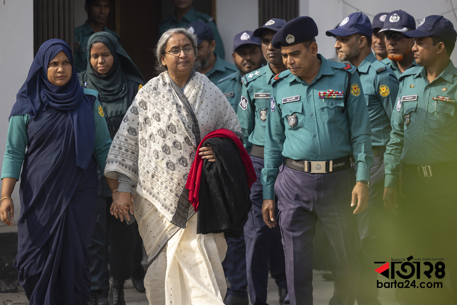 অনেকটা স্বাভাবিকভাবে ধীর পায়ে আদালতে প্রবেশ করেন সাবেক সমাজকল্যাণমন্ত্রী দীপু মনি। ছবি: নূর-এ-আলম