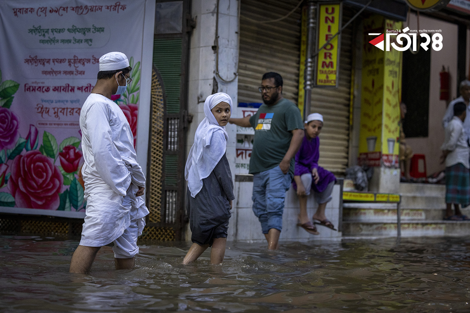 হাঁটু পানিতে পায়জামা তুলে মাদরাসায় যাচ্ছে দুই ছাত্র/ ছবি:নূর-এ-আলম