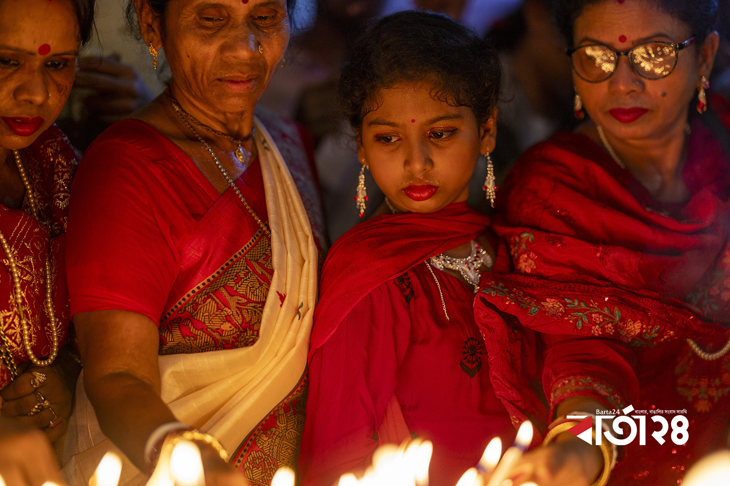 প্রদীপ বা মোমবাতির আলোয় ঝলমল করতে থাকে চারদিক। ছবি: বার্তা২৪.কম/নূর-এ-আলম