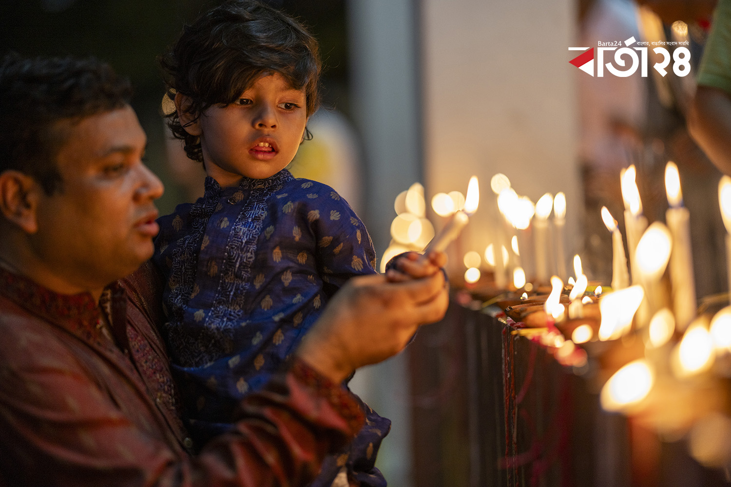 সন্তানদের নিয়ে আলোর উৎসবে যোগ দেন পিতা-মাতা। ছবি: বার্তা২৪.কম/নূর-এ-আলম