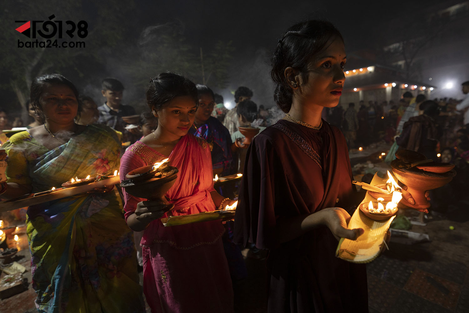 ঢাকার স্বামীবাগ লোকনাথ আশ্রমে প্রদীপ হাতে পূর্ণার্থীরা/ছবি: নূর-এ-আলম