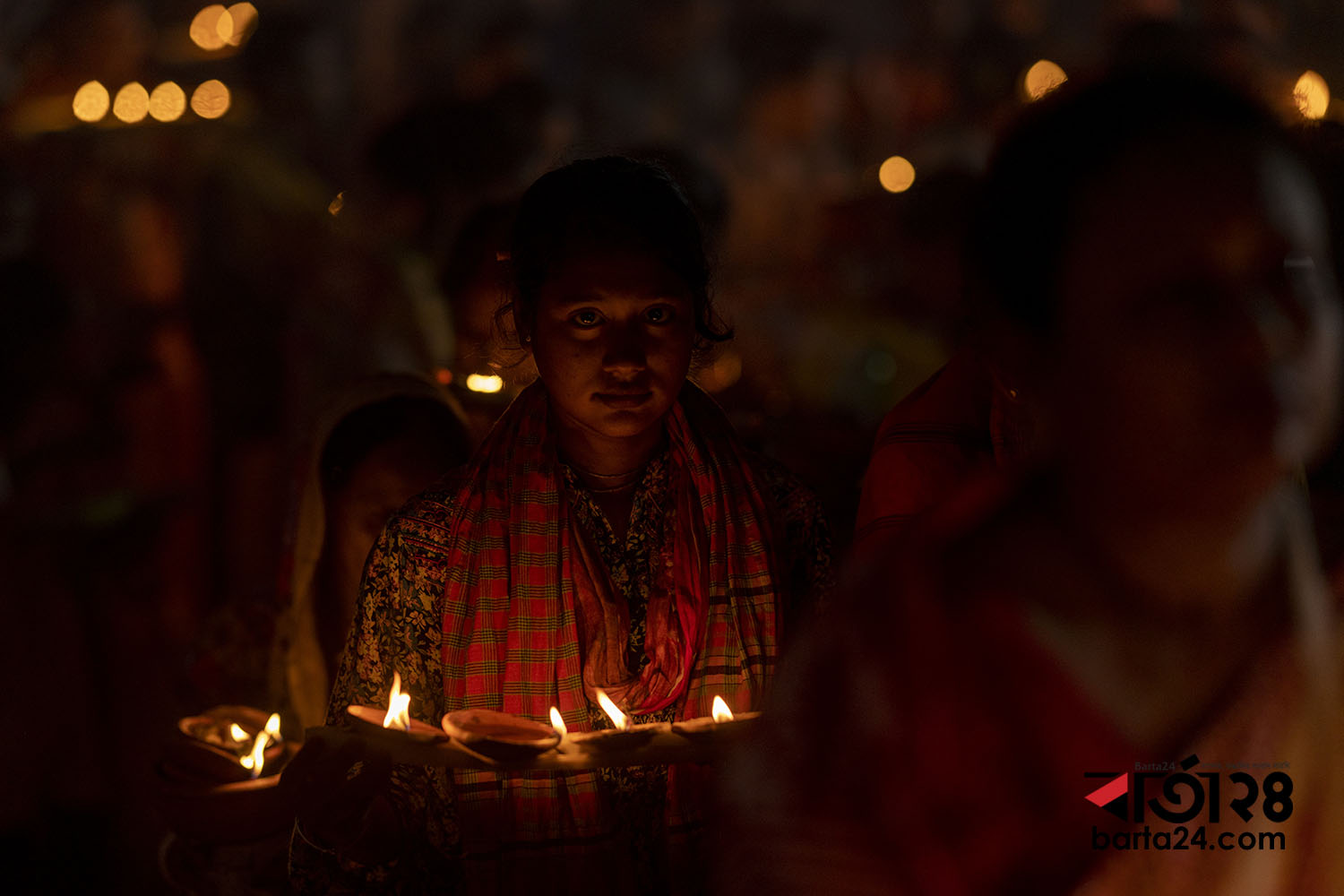 ঢাকার স্বামীবাগ লোকনাথ আশ্রমে প্রদীপ হাতে এক ভক্ত/ছবি: নূর-এ-আলম