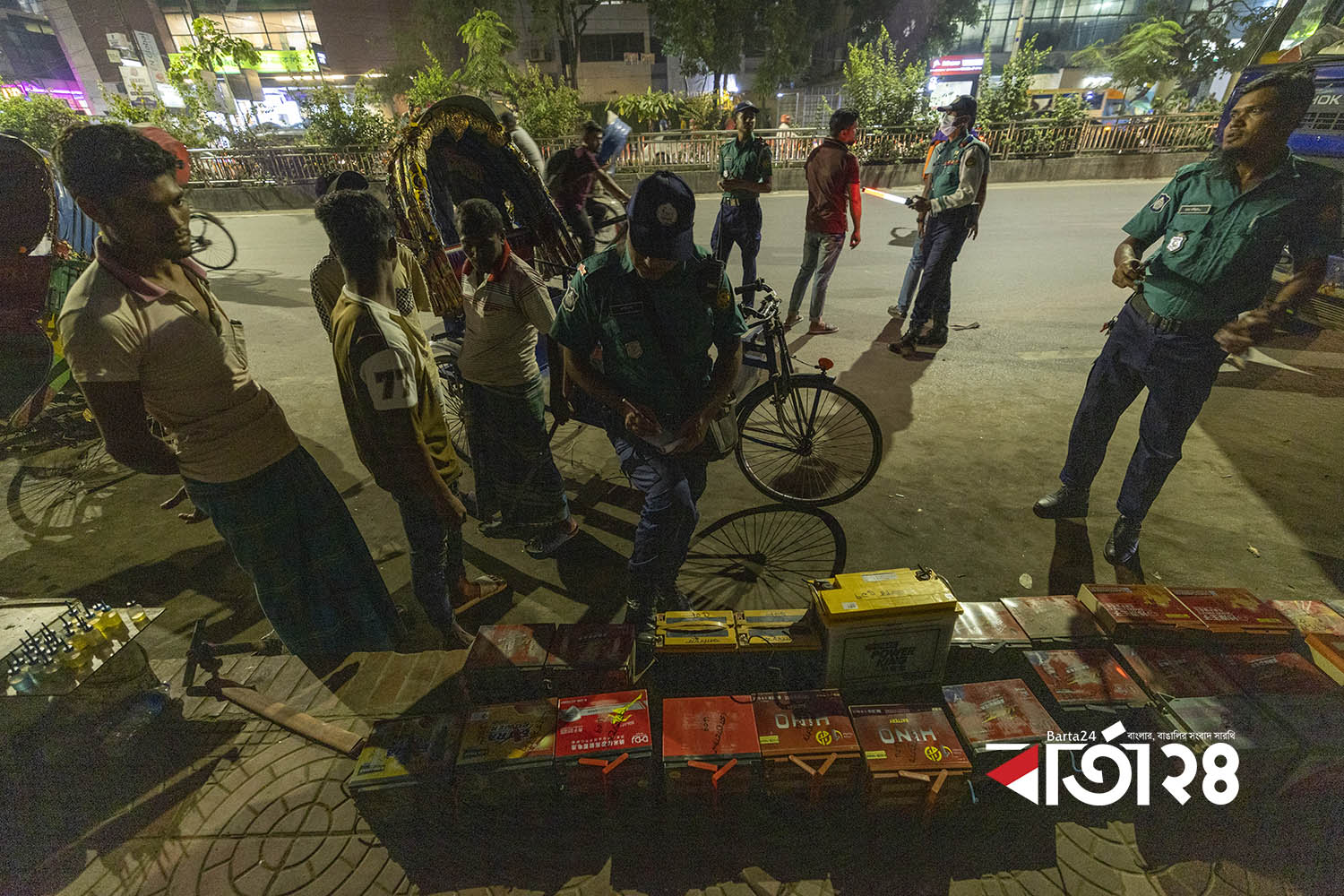 অটোরিকশার ব্যাটারি খুলে ফুটপাতে রেখেছে পুলিশ। ছবি: নূর-এ-আলম