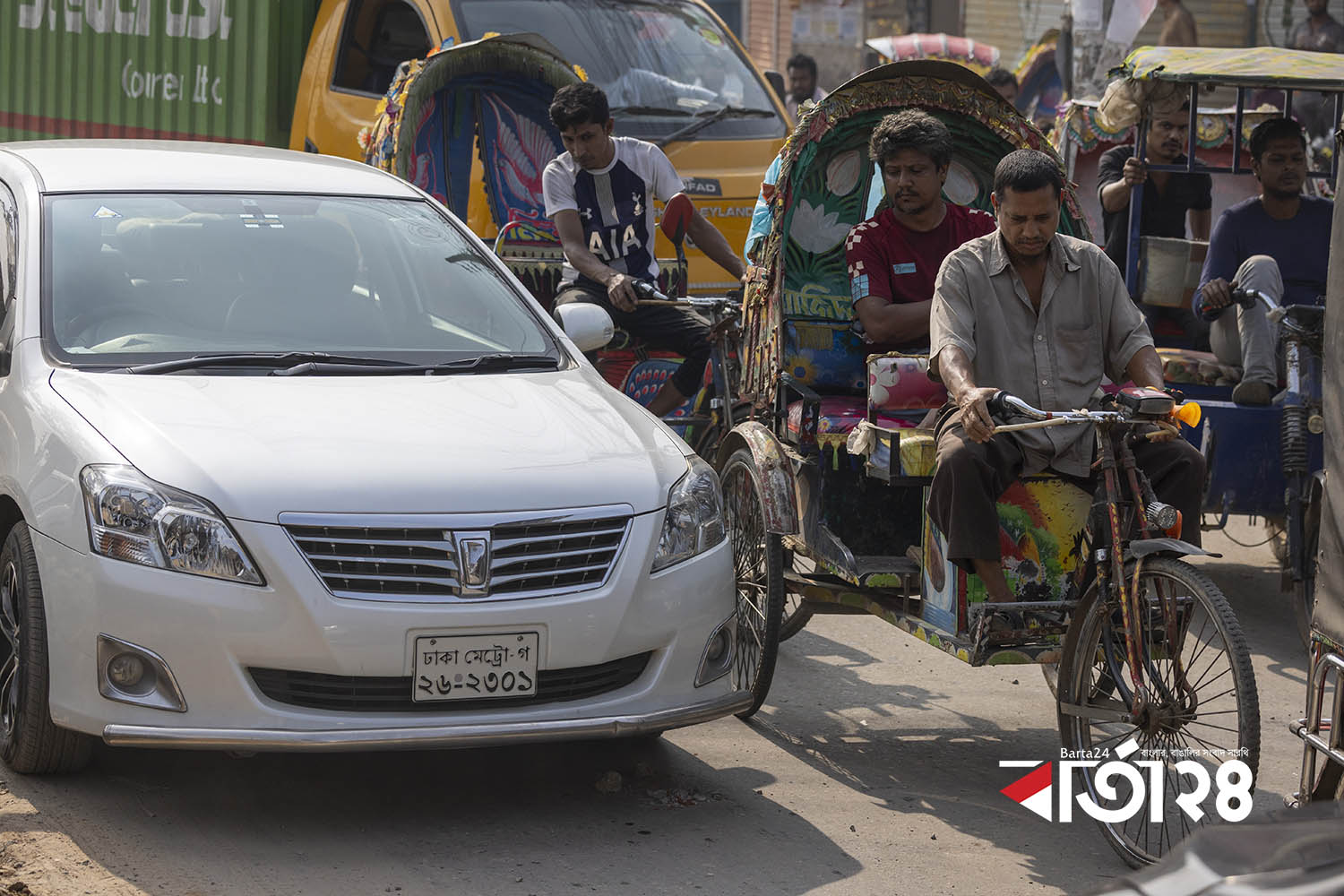 ব্যাটারিচালিত অটোরিকশায় নগরীতে যানজট তৈরি হয়। ছবি: নূর-এ-আলম