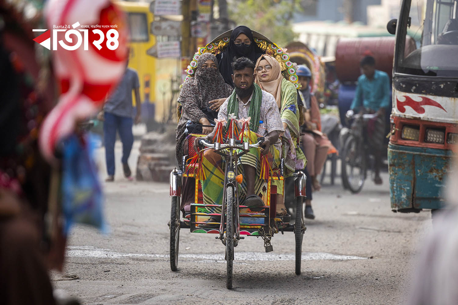 ঢাকা শহরের প্রধান সড়কে চলছে অবৈধ ব্যাটারিচালিত অটোরিকশা। ছবি: নূর-এ-আলম