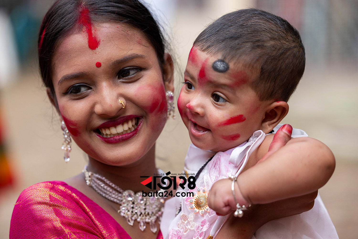 মা-মেয়ে মেতেছে সিঁদুর খেলায়। ছবি: বার্তা২৪.কম/নূর-এ-আলম