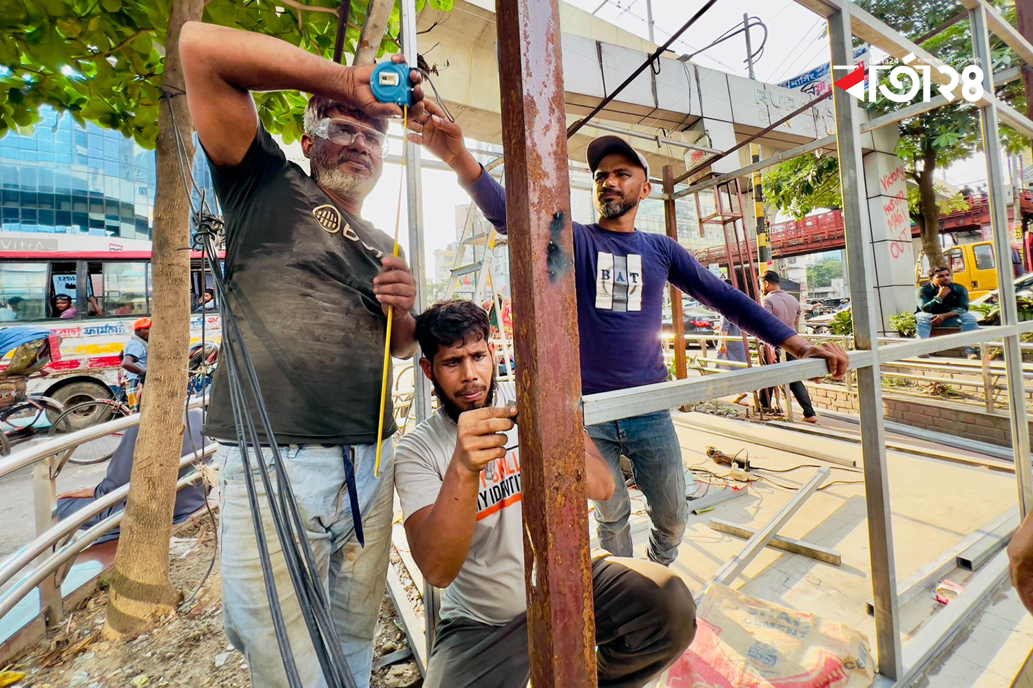 শিগগিরিই শেষ হবে পুলিশ বক্স নির্মাণ কাজ। ছবি: নূর-এ-আলম