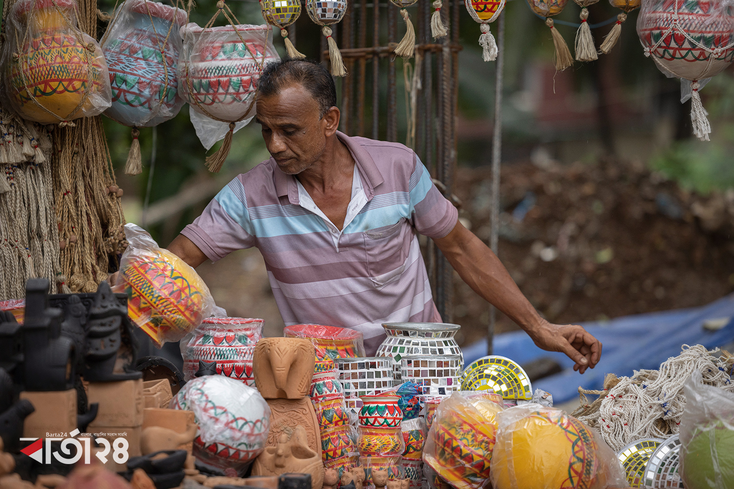 পসরা বসিয়েছেন এক দোকানি