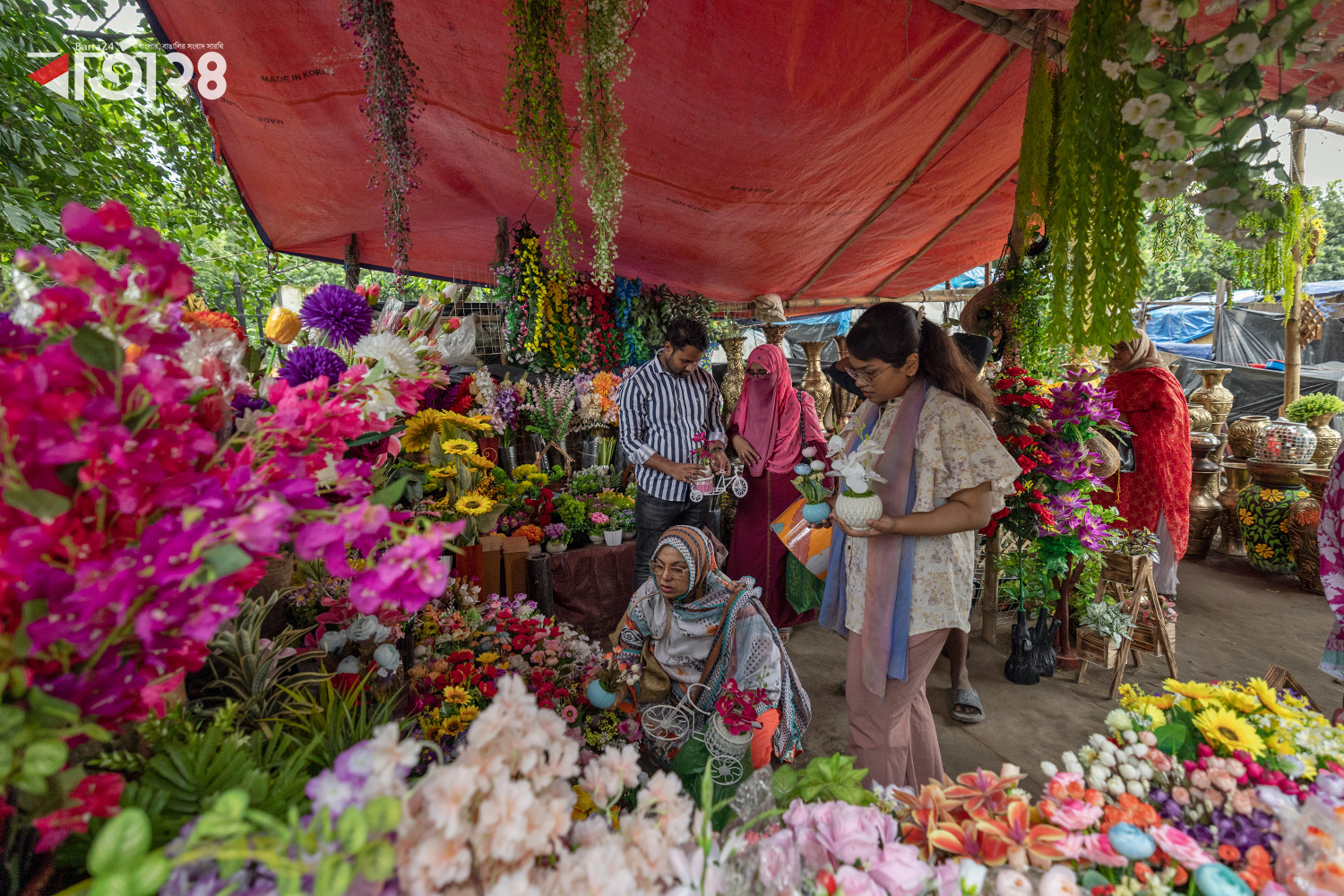 কৃত্রিম ফুলে সাজানো দোকান