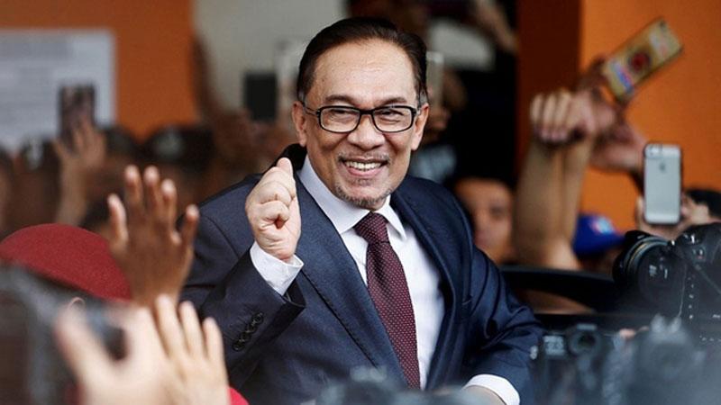 Anwar Ibrahim sworn in as Malaysia’s 10th prime minister