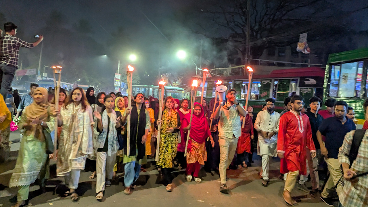 ধর্ষকদের শাস্তির দাবিতে উত্তাল জবি